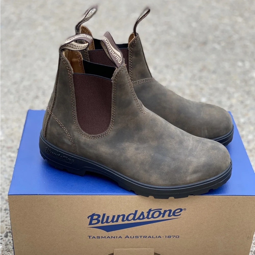 Women’s classic 585 blundstones, size 9 US